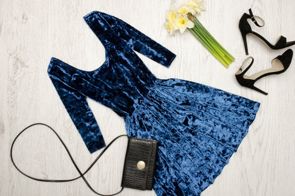 Quelle couleur de chaussure avec une robe bleu marine ?