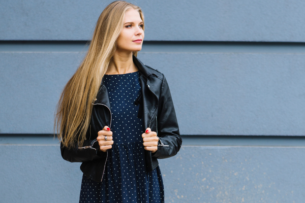 Quelle veste choisir avec une robe bleu marine ?