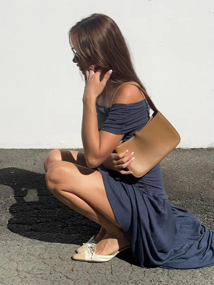 Robe plissée longue, couleur bleu marine