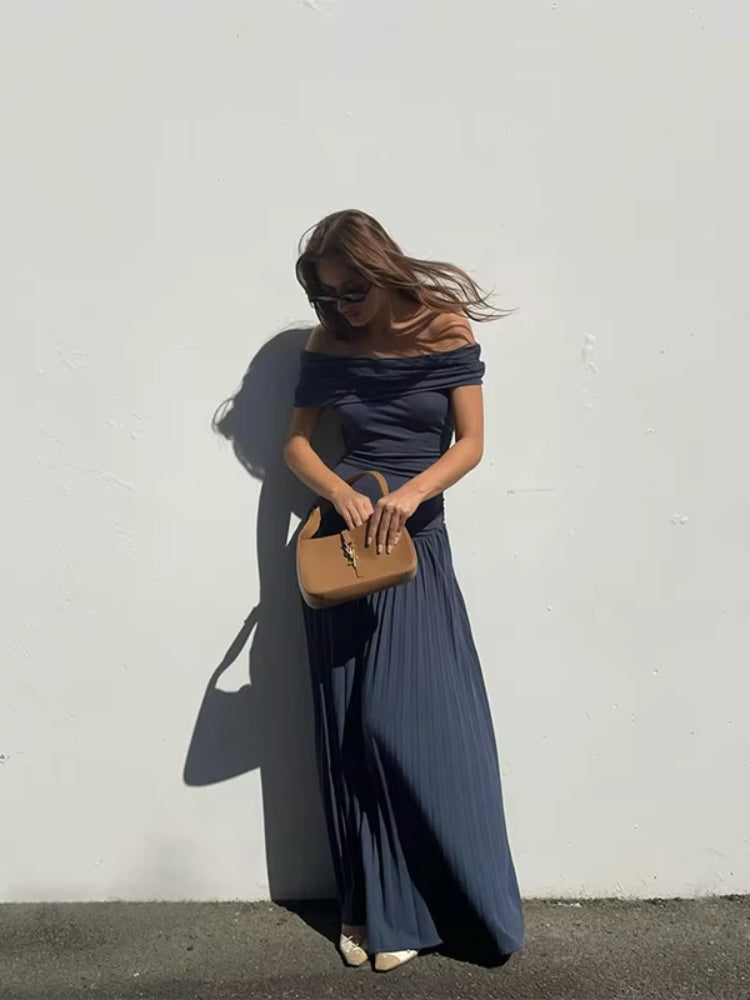 Robe plissée longue, couleur bleu marine