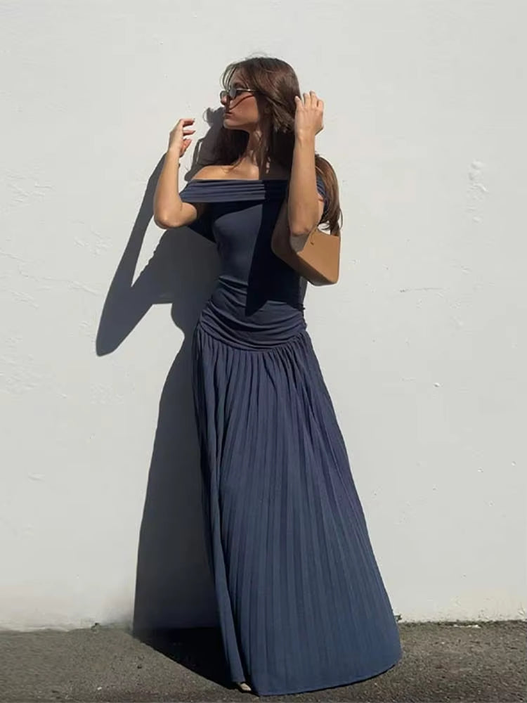 Robe plissée longue, couleur bleu marine