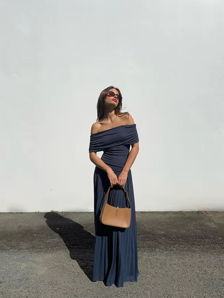 Robe plissée longue, couleur bleu marine