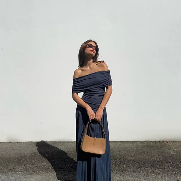 Robe plissée longue, couleur bleu marine